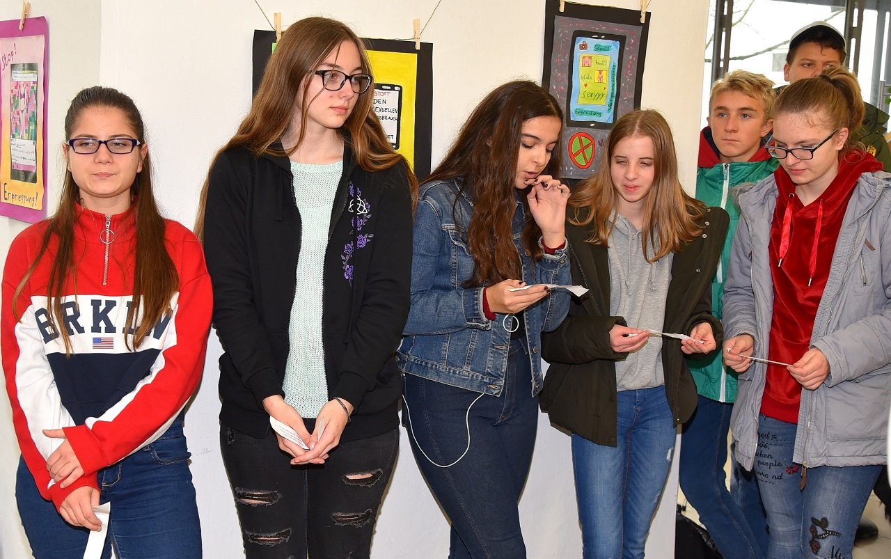 Arbeitskreis gegen sexuelle Gewalt an Kindern_Veranstaltungsreihe_Gefahren im Netz_Kunstausstellung_B