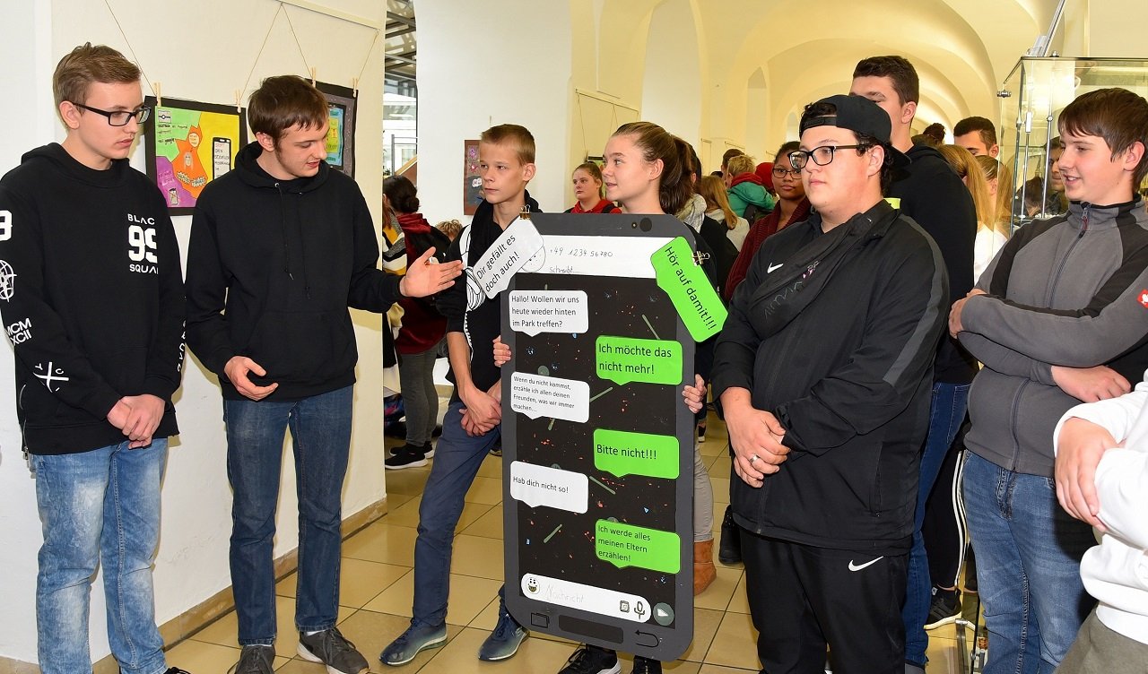 Arbeitskreis gegen sexuelle Gewalt an Kindern_Veranstaltungsreihe_Gefahren im Netz_Kunstausstellung_C