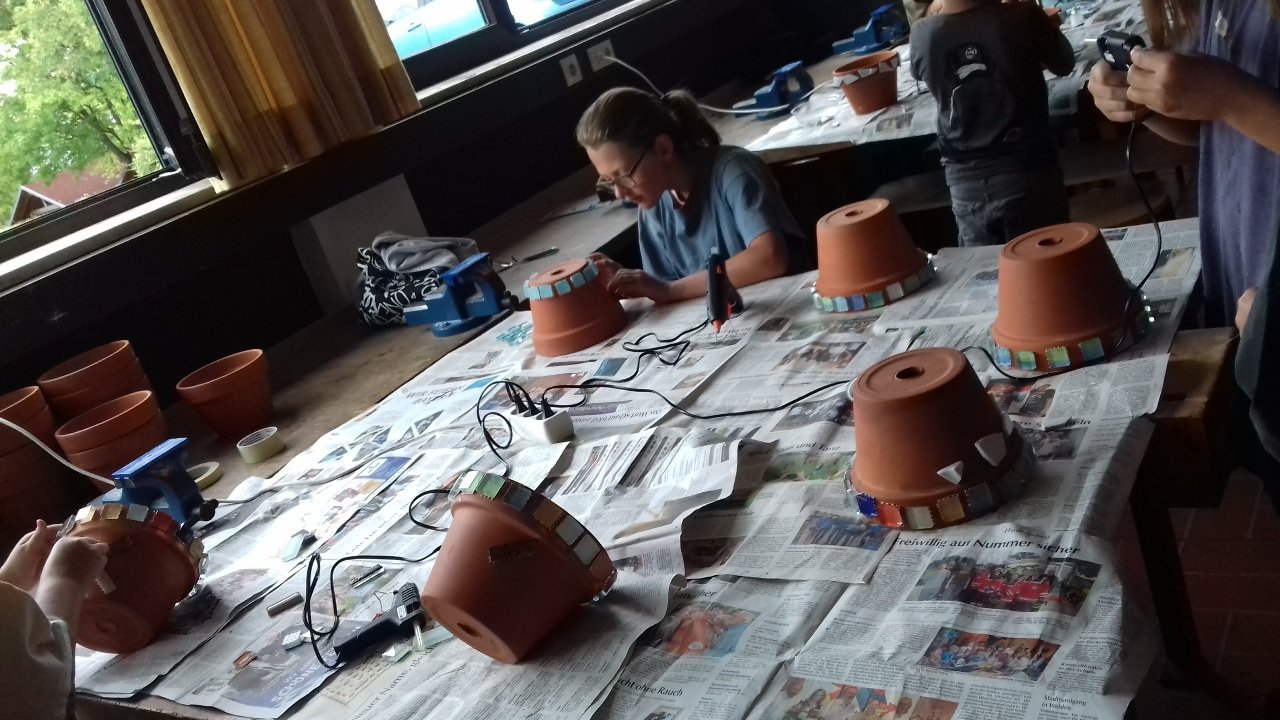 Arbeitstisch Ferienprogramm Windischeschenbach Tontöpfe gestalten Mosaik Bild Anita Greger