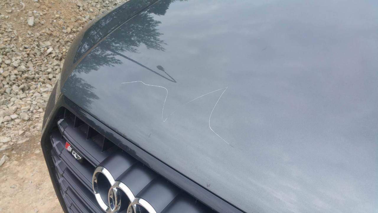 Audi Motorhaube in Weiden verkratzt