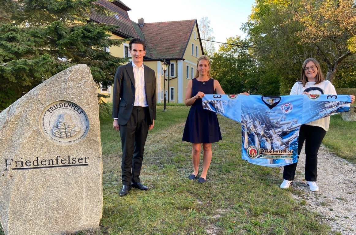 Aufwärmtrikot Blue Devils Weiden Sponsor Friedenfelser Brauerei Baron Johannes von Gemmingen-Hornberg, Sabrina Bittner, Alexandra Schröpf