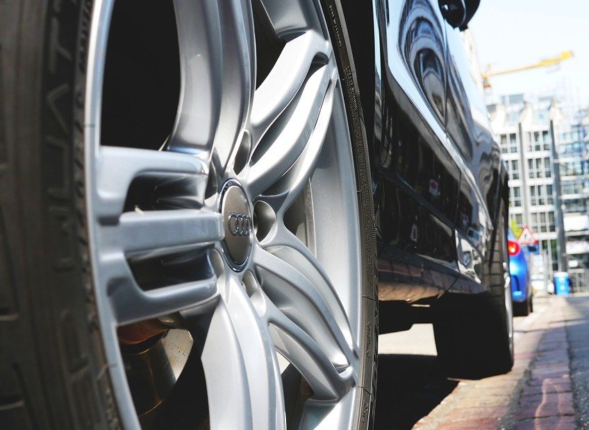 Rücksichtsloser Wagenlenker fährt auf der falschen Fahrbahnseite