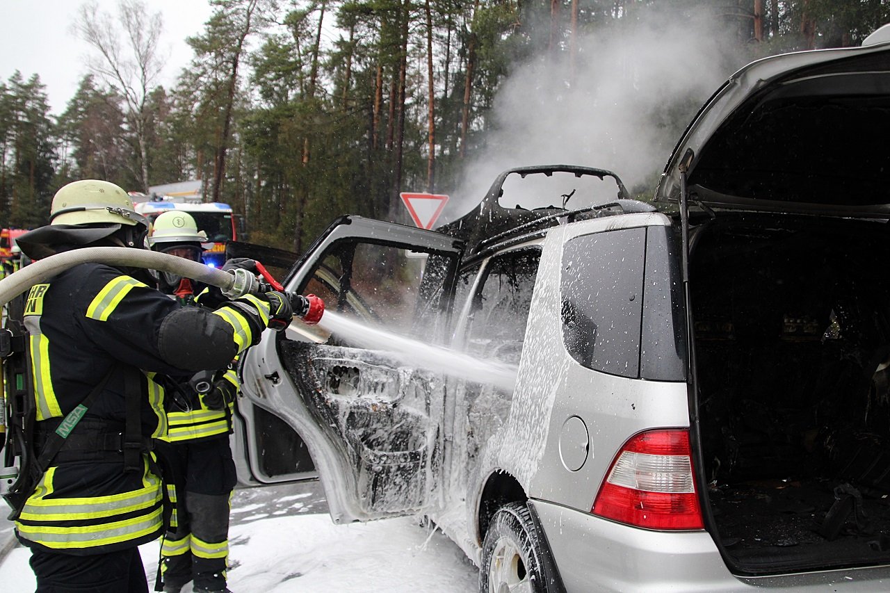 Auto brennt B470 Ausfahrt Parkstein gesperrt (4)