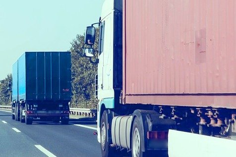 Lastwagen beschädigt Gartenmauer - und haut ab