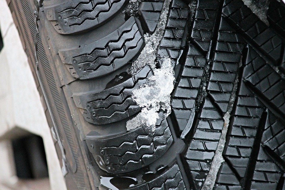 Autoreifen Eis glatteis Schnee Symbolbild glatt Unfall Blitzeis Winter