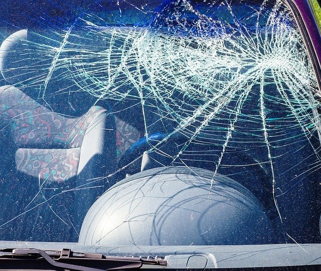 Autoscheibe kaputt symbol Symbolbild Scherben Sprung Riss Splitter Glasscheibe