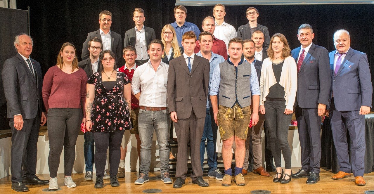 Azubis Ehrung Handwerkskammer Niederbayern Oberpfalz 20182