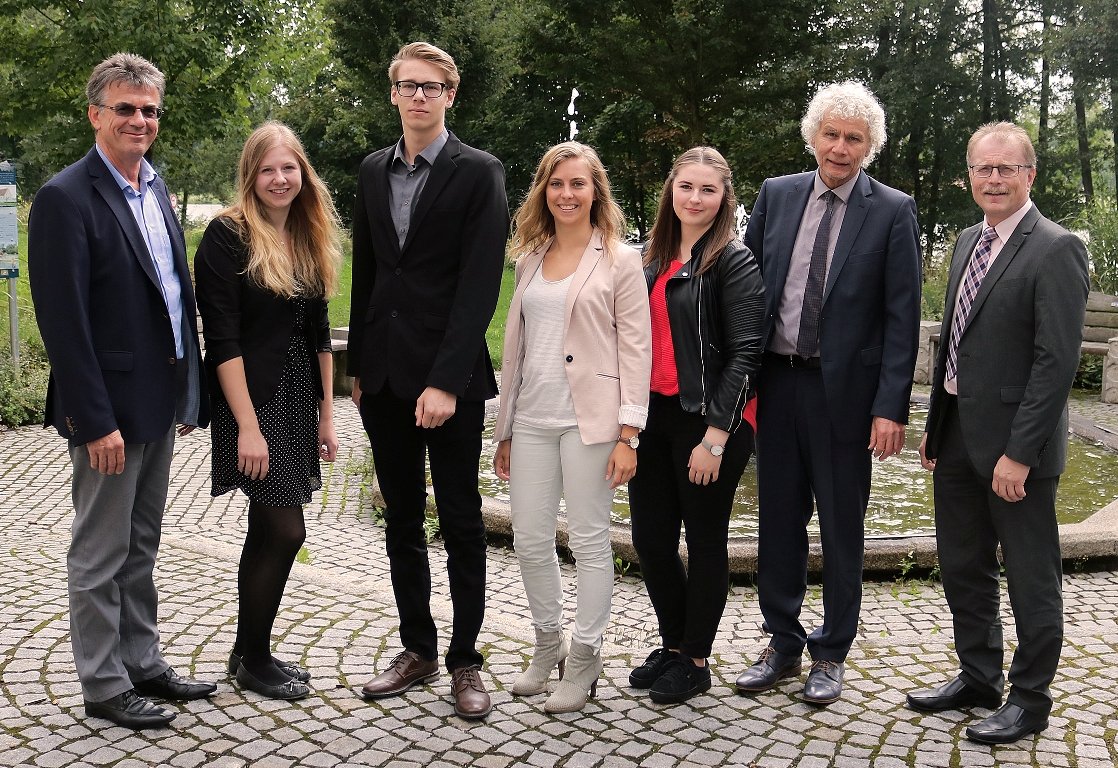 Azubis Landratsamt Tirschenreuth Walter Brucker, Marie Wachter, Fabian Beer, Sara Dietz, Sonja Landgraf, Landrat Wolfgang Lippert, Max Bindl