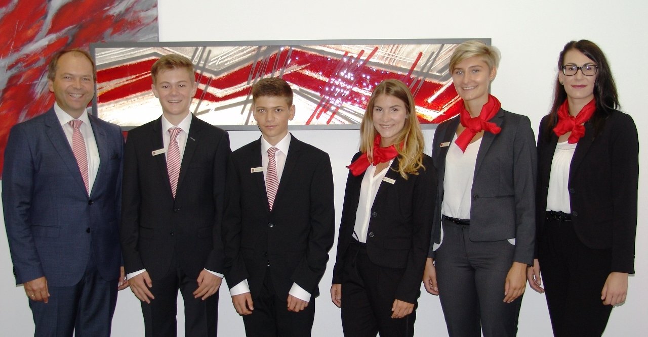 Azubis Sparkasse Oberpfalz Nord Hans-Jörg Schön Julian Kalis, Manuel Joachimstaler, Lea Klarner, Milena Lang, Emily Ring