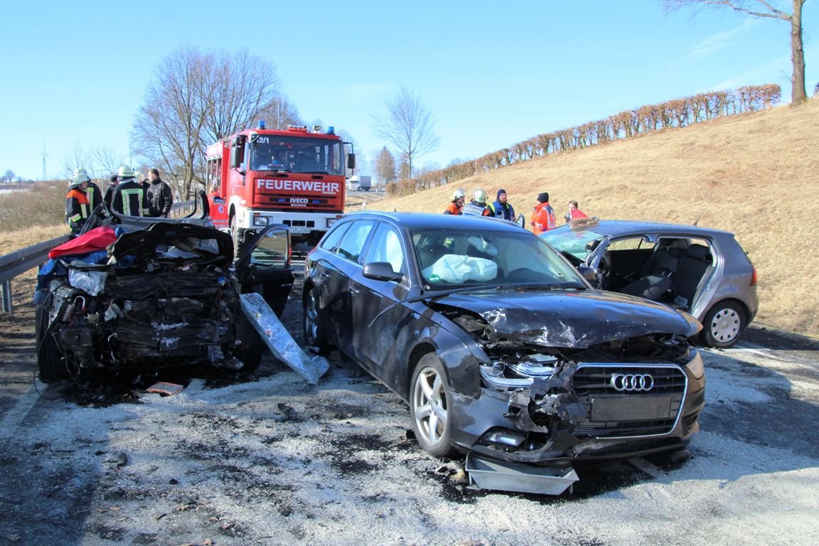 [Update] Schwerer Unfall auf B22: Eine Tote (17) und sieben Verletzte