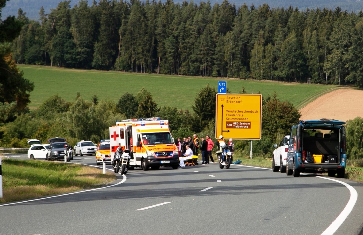 Unfall auf B22: Motorradfahrer stürzt