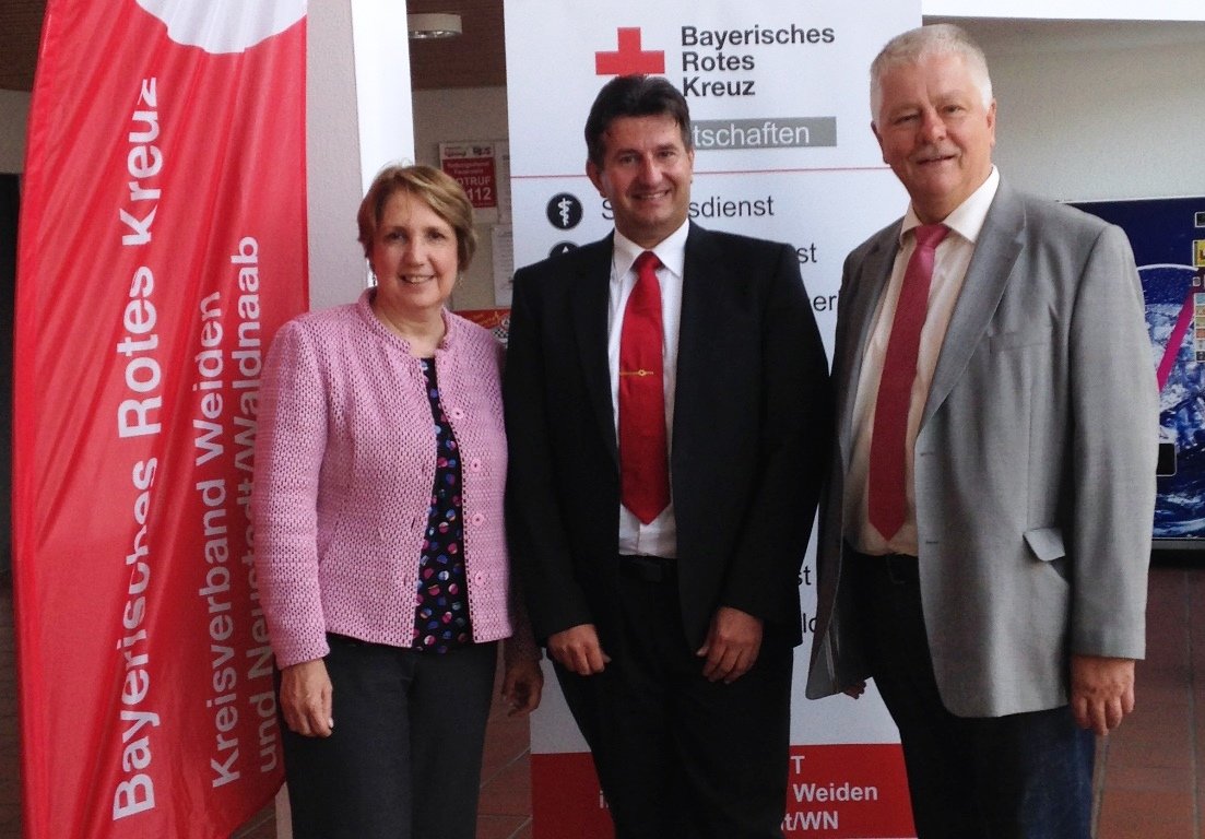 BRK Bayerisches Rotes Kreuz Kreisverband Weiden NeustadtWN MdL Annette Karl MdL Reinhold Strobl BRK Geschäftsführer Sandro Galitzdörfer Bild Bürgerbüro Annette Karl