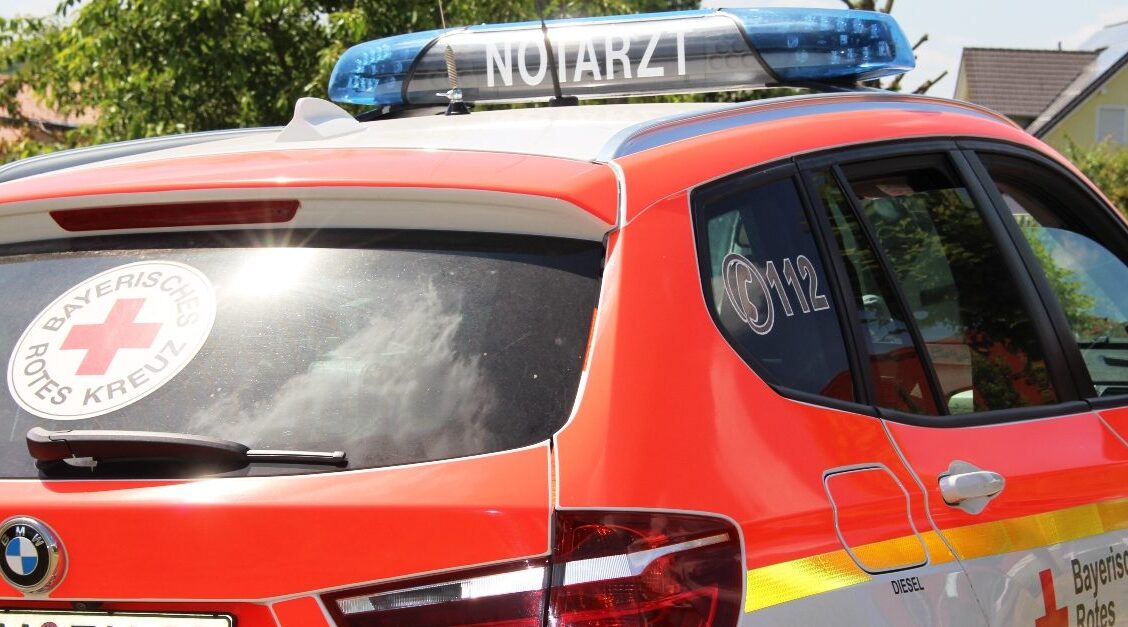 Vermeintlich hilflose Frau geht auf Rettungskräfte los