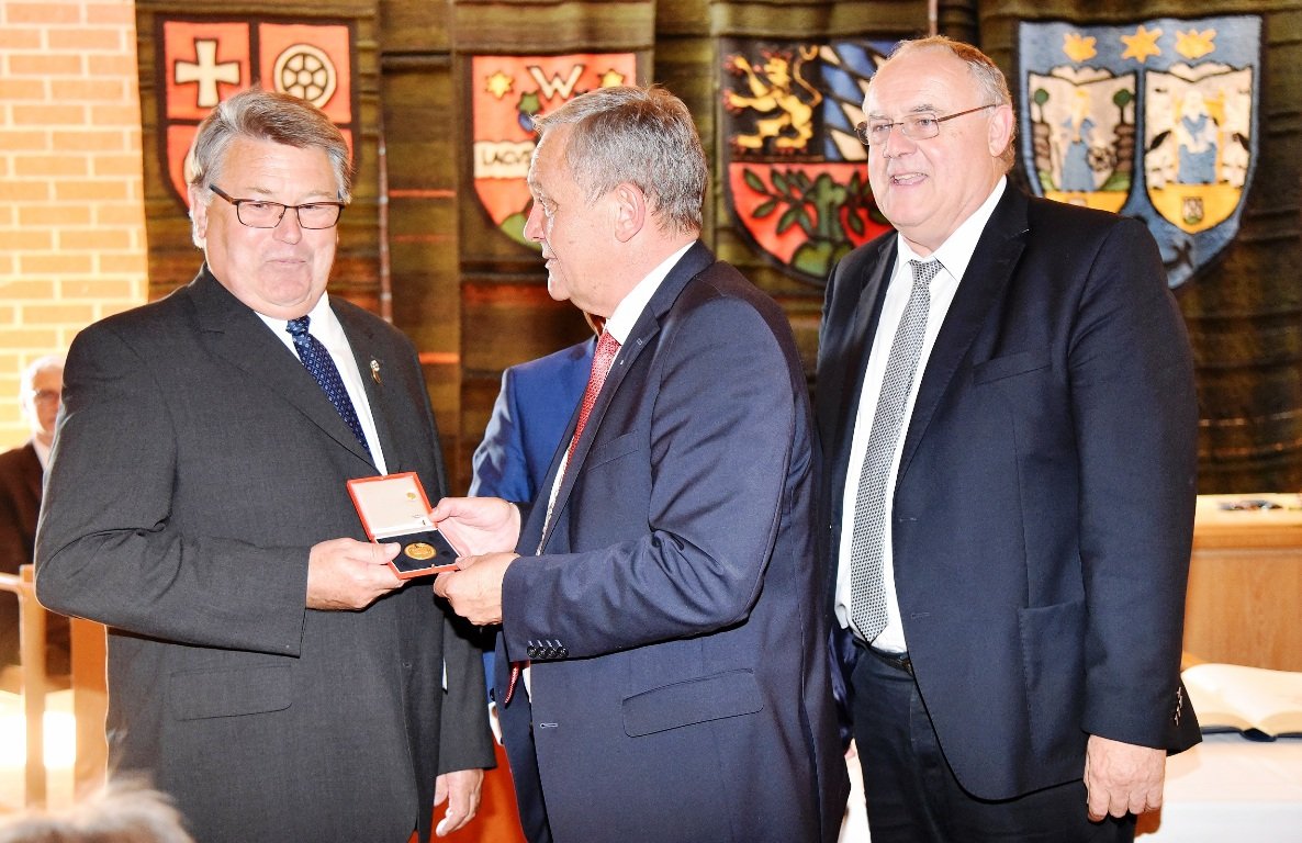 Goldene Bürgermedaille für Günther Magerl.