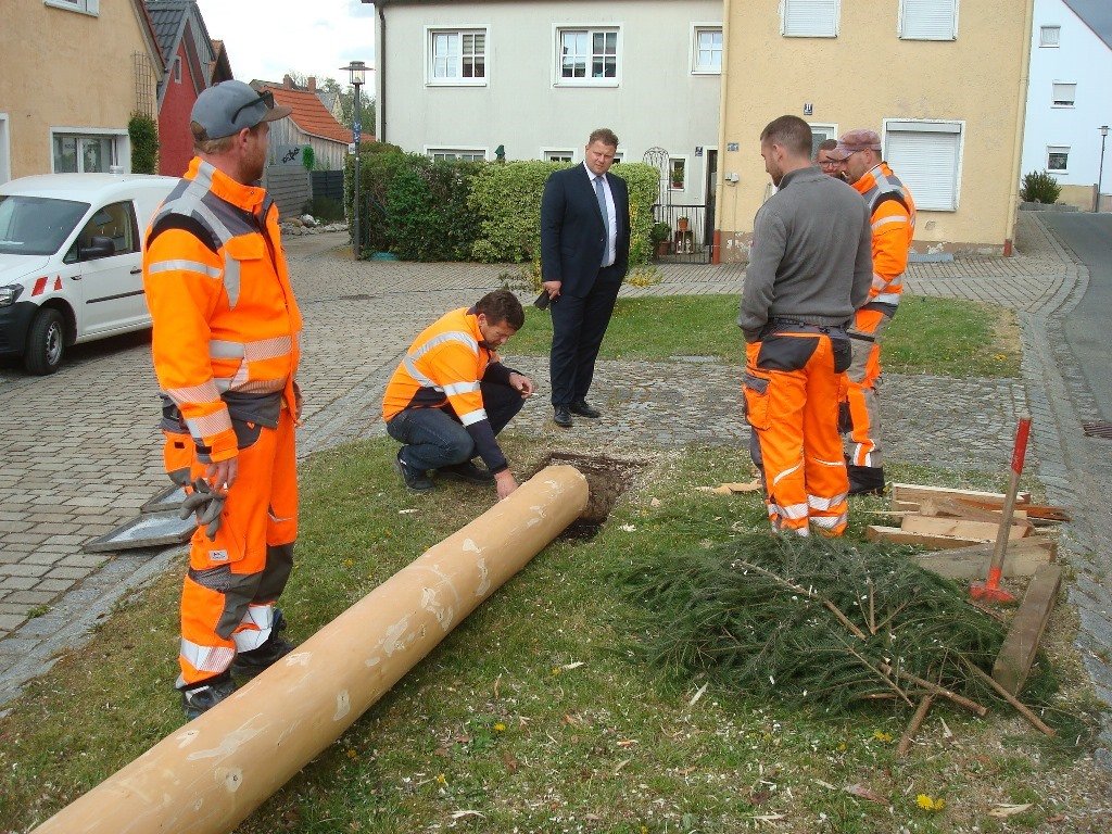 Bauhof Mitterteich Maibaum aufstellen 20203