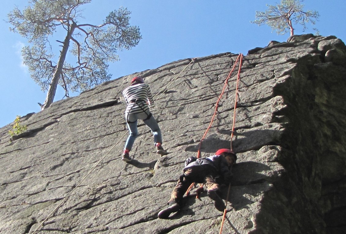 Jugendliche klettern in Erbendorf: Den Steinwald mal anders erleben