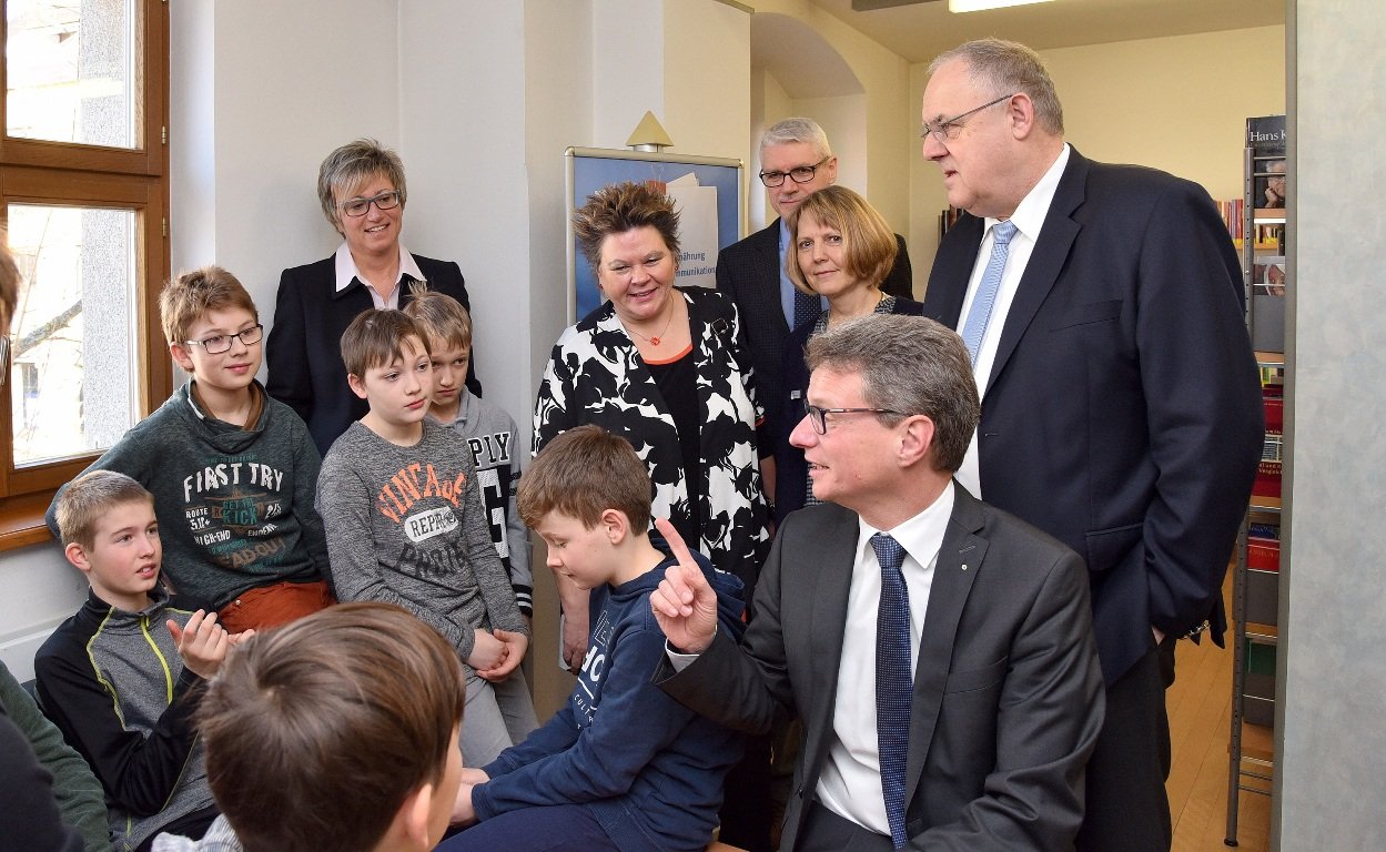 Bernd Sibler besucht Regionalbibliothek Weiden digitale Schnitzeljagd 1