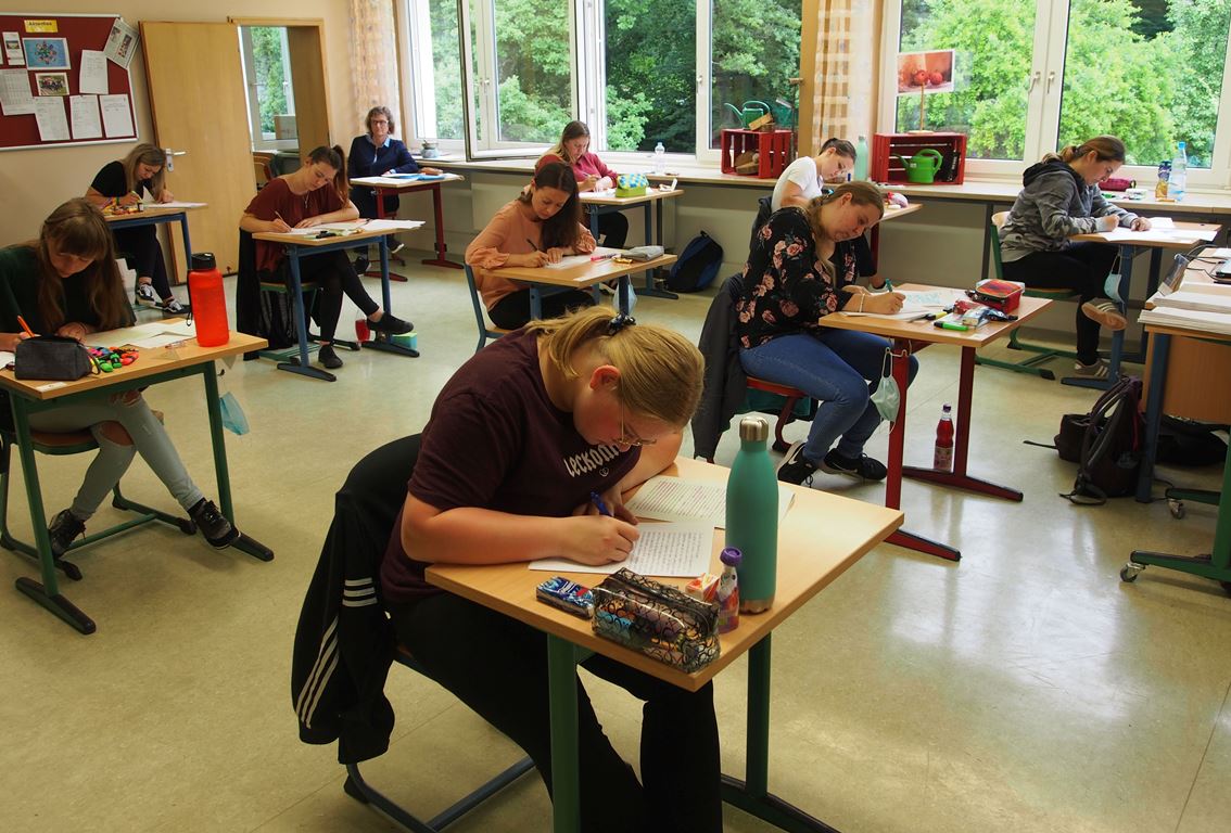 Berufsfachschule Neustadt Prüfung Symbol Symbolbild