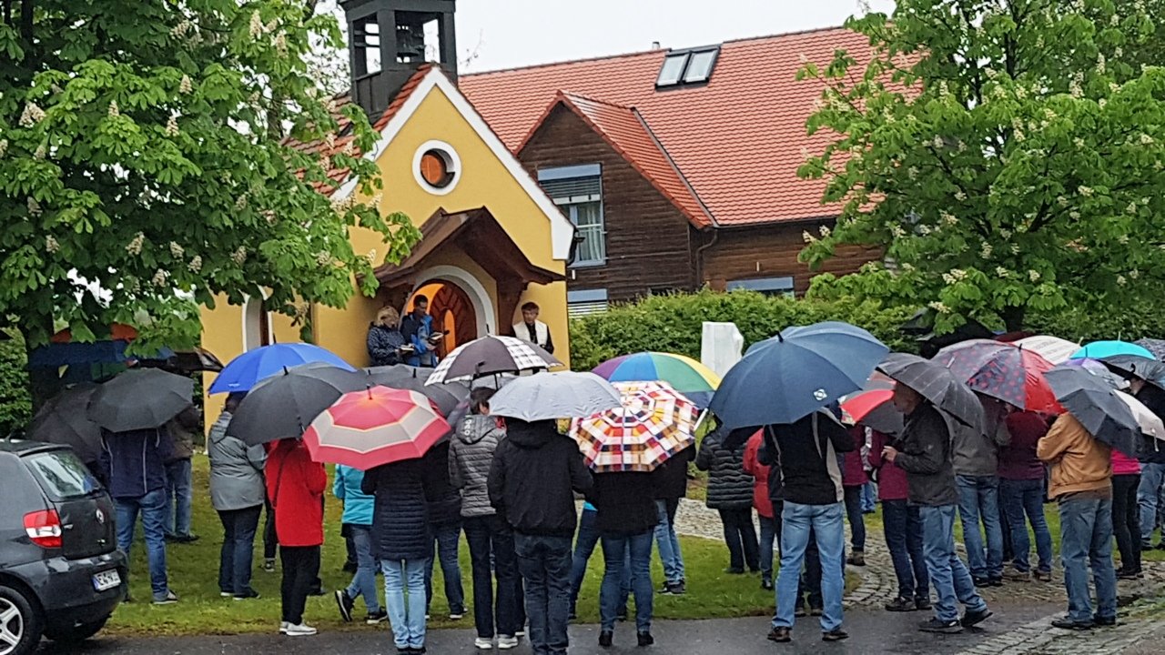Beten unterm Regenschirm Maiandacht Gelpertsrich 1