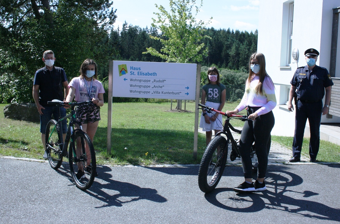 Polizei Neustadt Spende Funfahrräder Kinderhaus St. Elisabeth