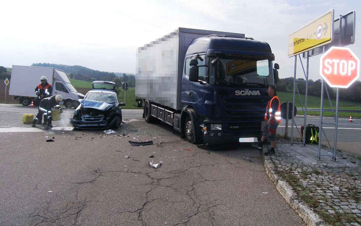 Hyundai verkeilt sich in Lkw: Zwei Verletzte nach Unfall