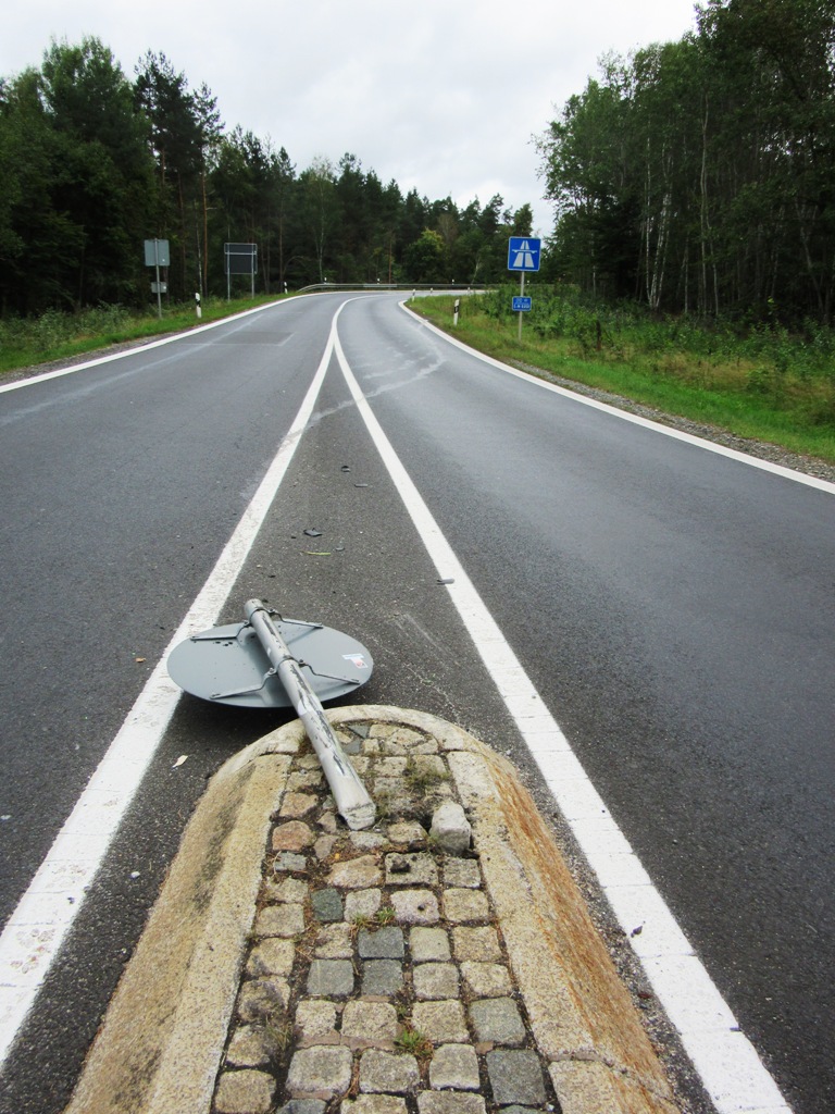 Verkehrsinsel, Insel, Umgeknicktes Verkehrsschild