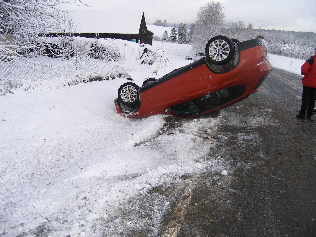 Ast kracht auf Auto und weitere Unfälle wegen Wintereinbruch