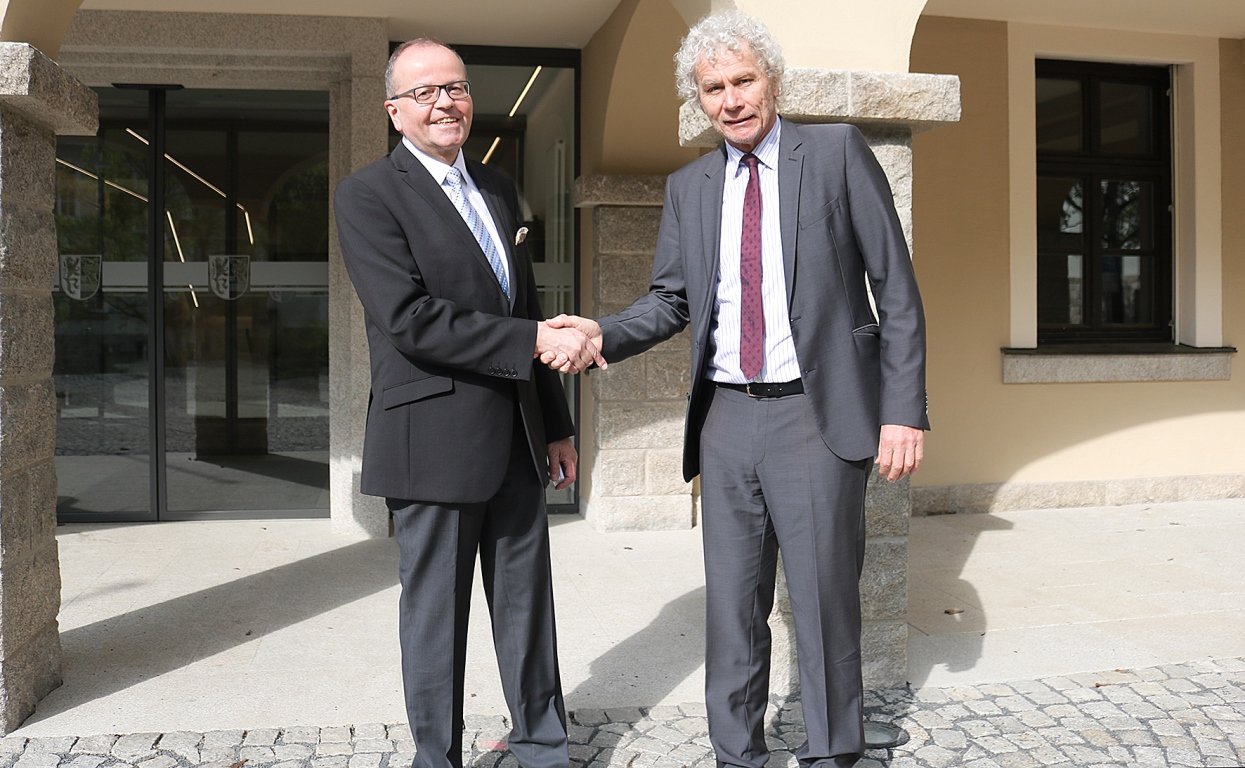 Bild Landratsamt Tirschenreuth neue Landgerichtspräsident in Weiden Gerhard Heindl Landrat Wolfgang Lippert