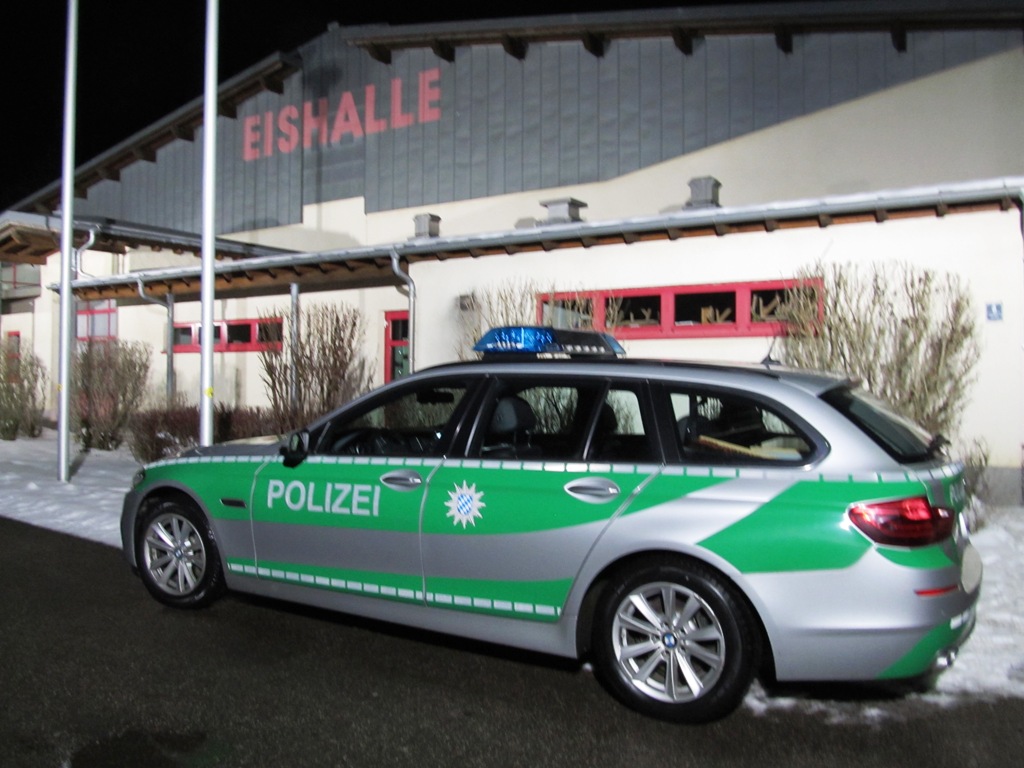 Bild_Eishalle Polizei Wladsassen