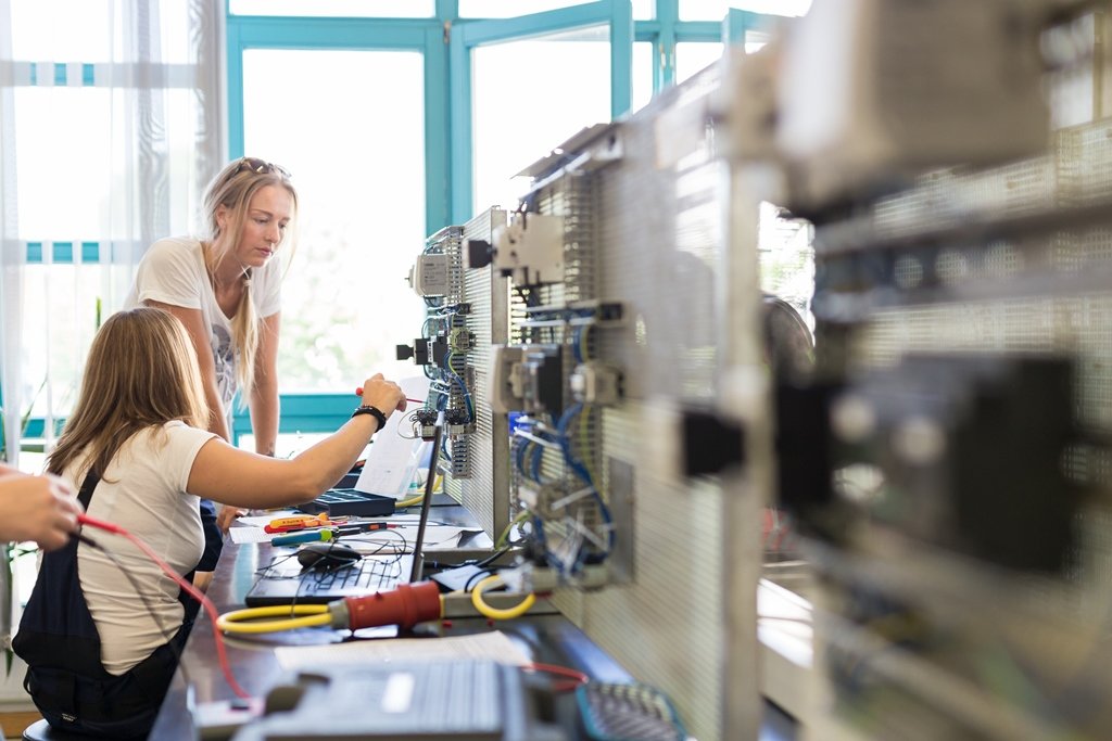 Bild_Industrieelektriker Bildung Schulung Weiterbildung Qualifizierung Teilzeit Frauen Überbetriebliches Bildungszentrum Ostbayern GmbH