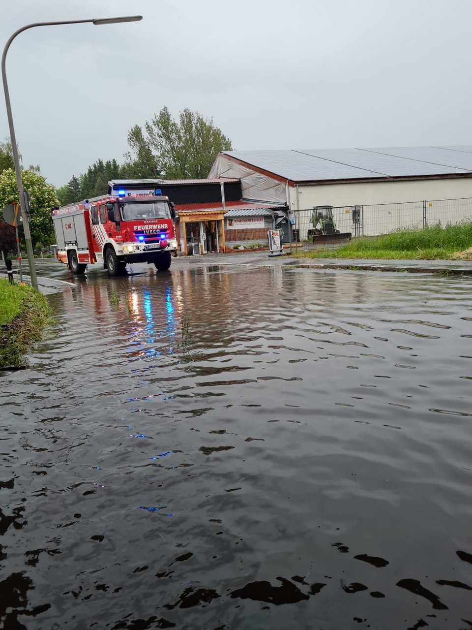 Regenmassen beschäftigen Feuerwehren