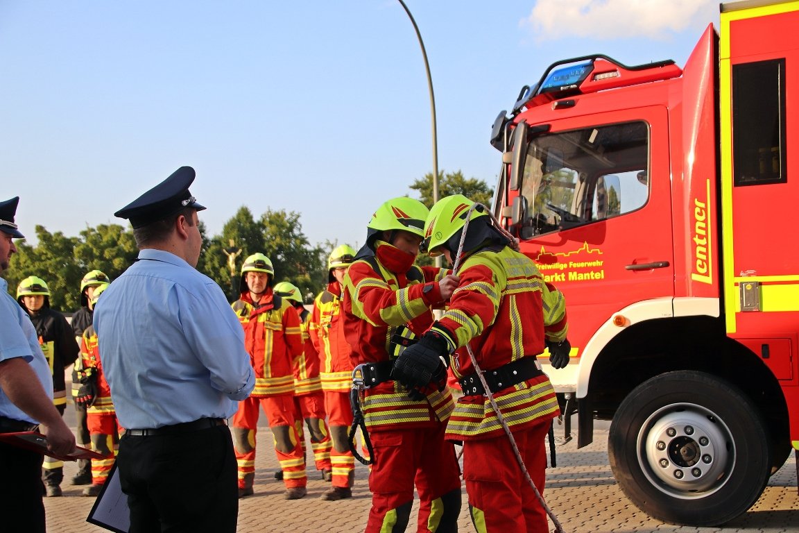 Feuerwehr Mantel beweist (junge) Schlagkraft!
