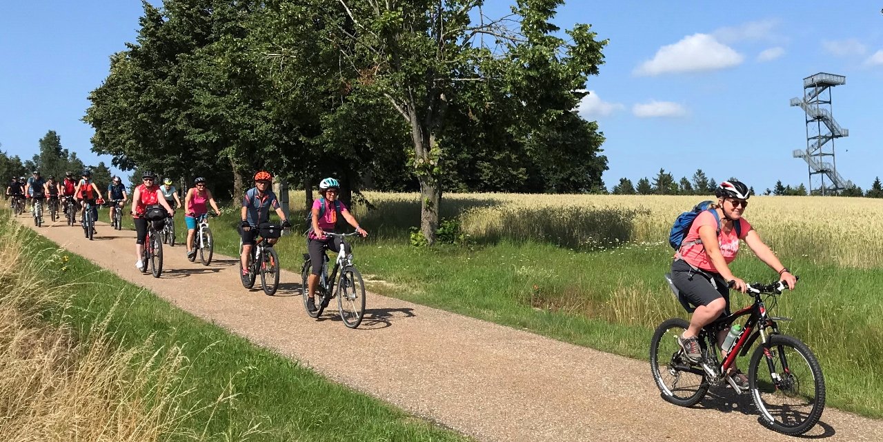 Pistenschwinger strampeln für Aussicht auf Kitschenrain-Aussichtsturm