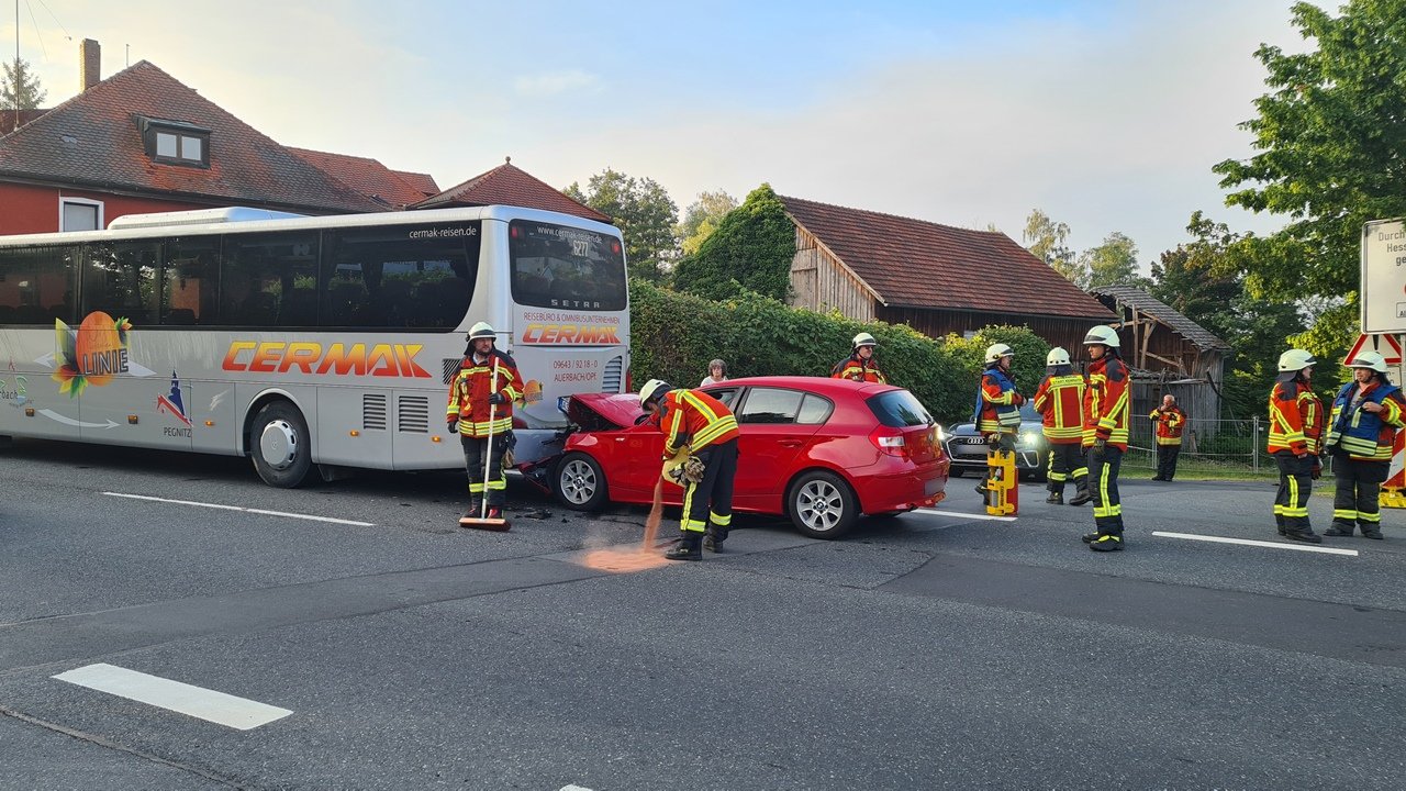 [Update] B22 gesperrt - Auto kollidiert mit Bus