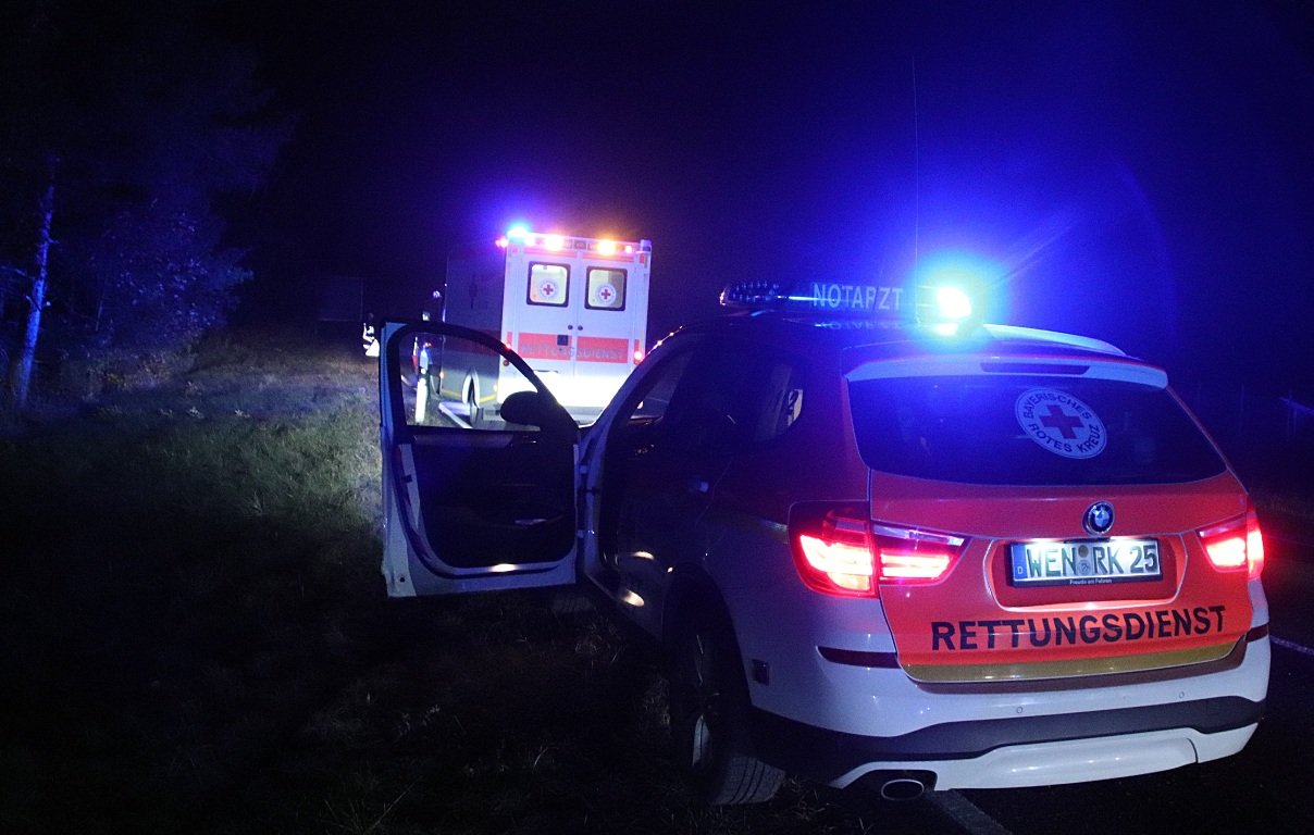Auto überschlägt sich und hinterlässt Schneise der Verwüstung