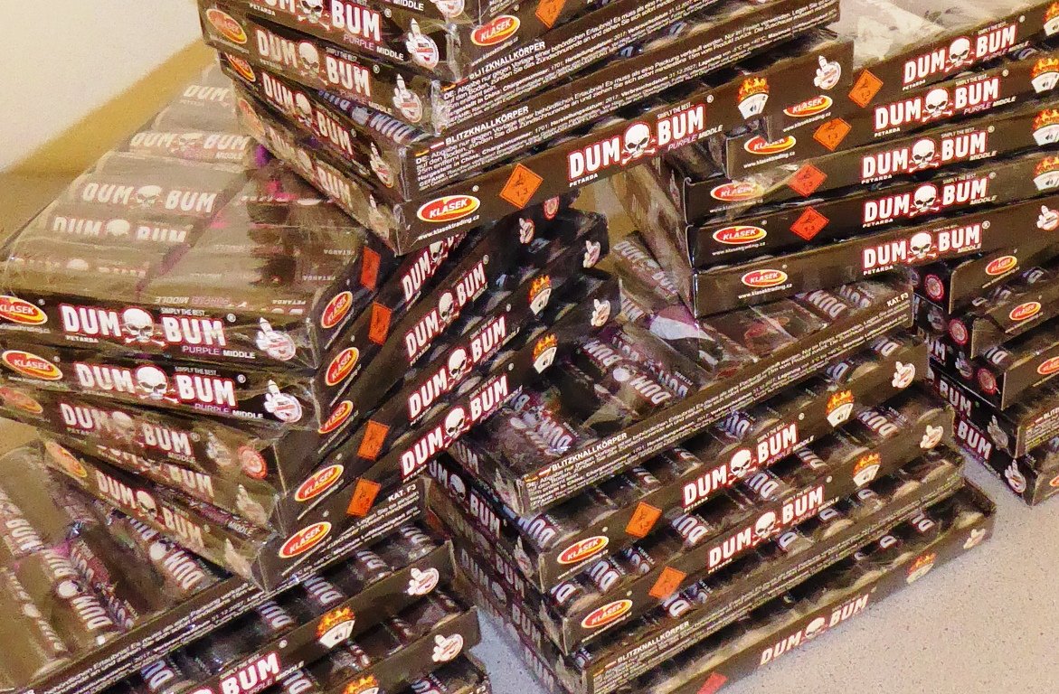 Schleierfahndung stoppt Betrunkenen und sichert illegales Feuerwerk in Mähring