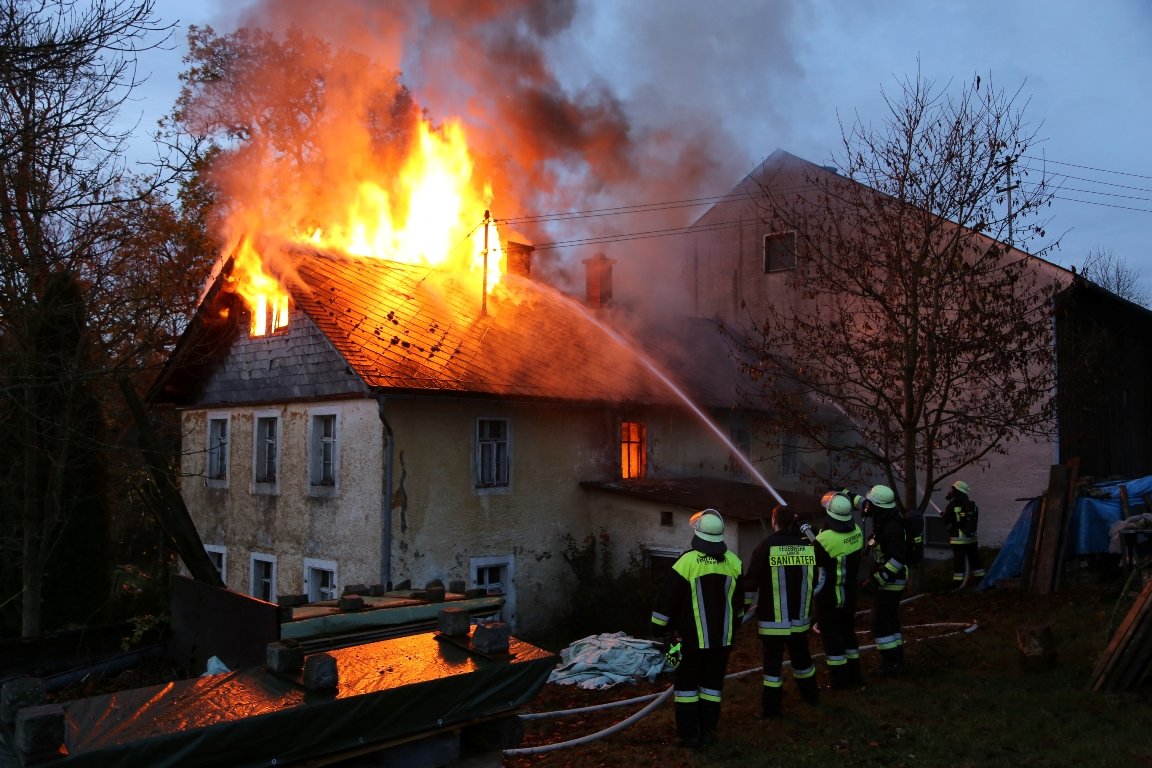 [Update] Meterhohe Flammen - Hofbesitzer (79) schwer verletzt