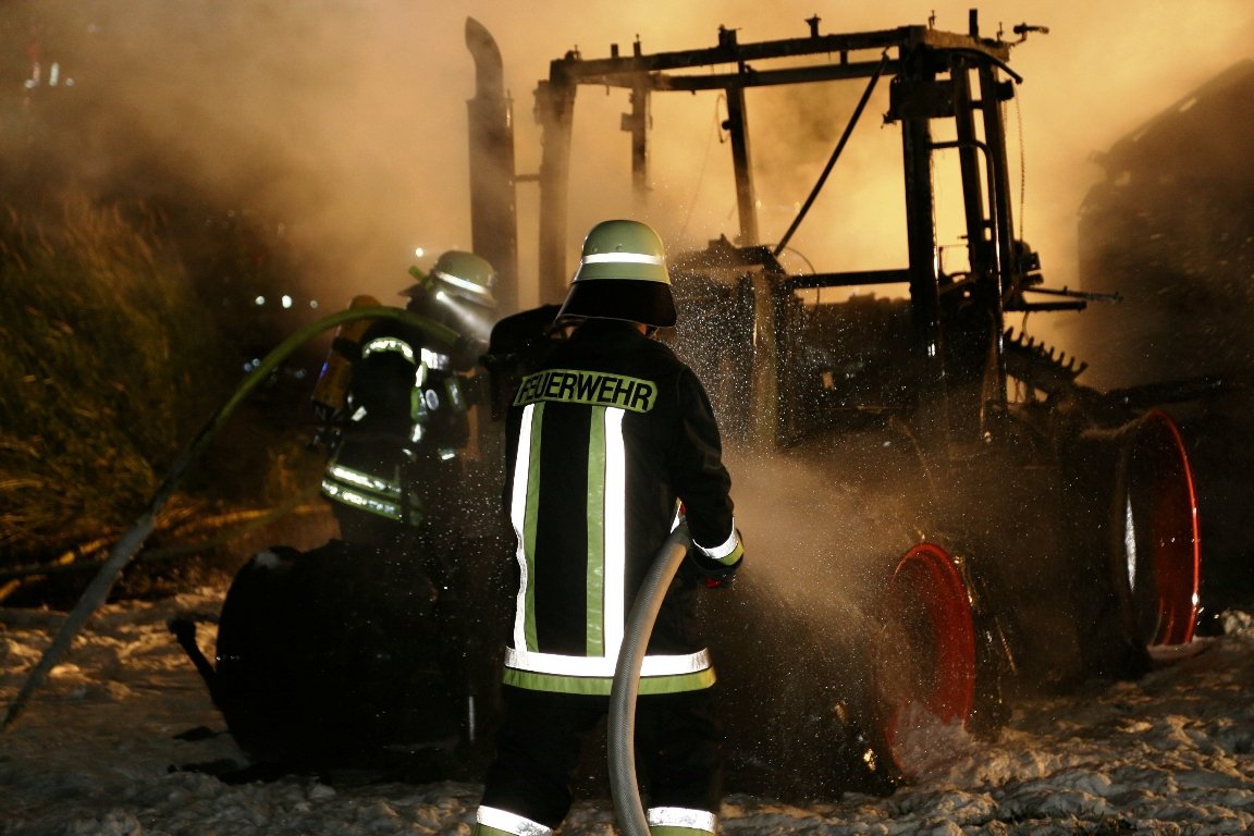 Brand feuer Traktor Ballenpresse Kirchendemenreuth (8)