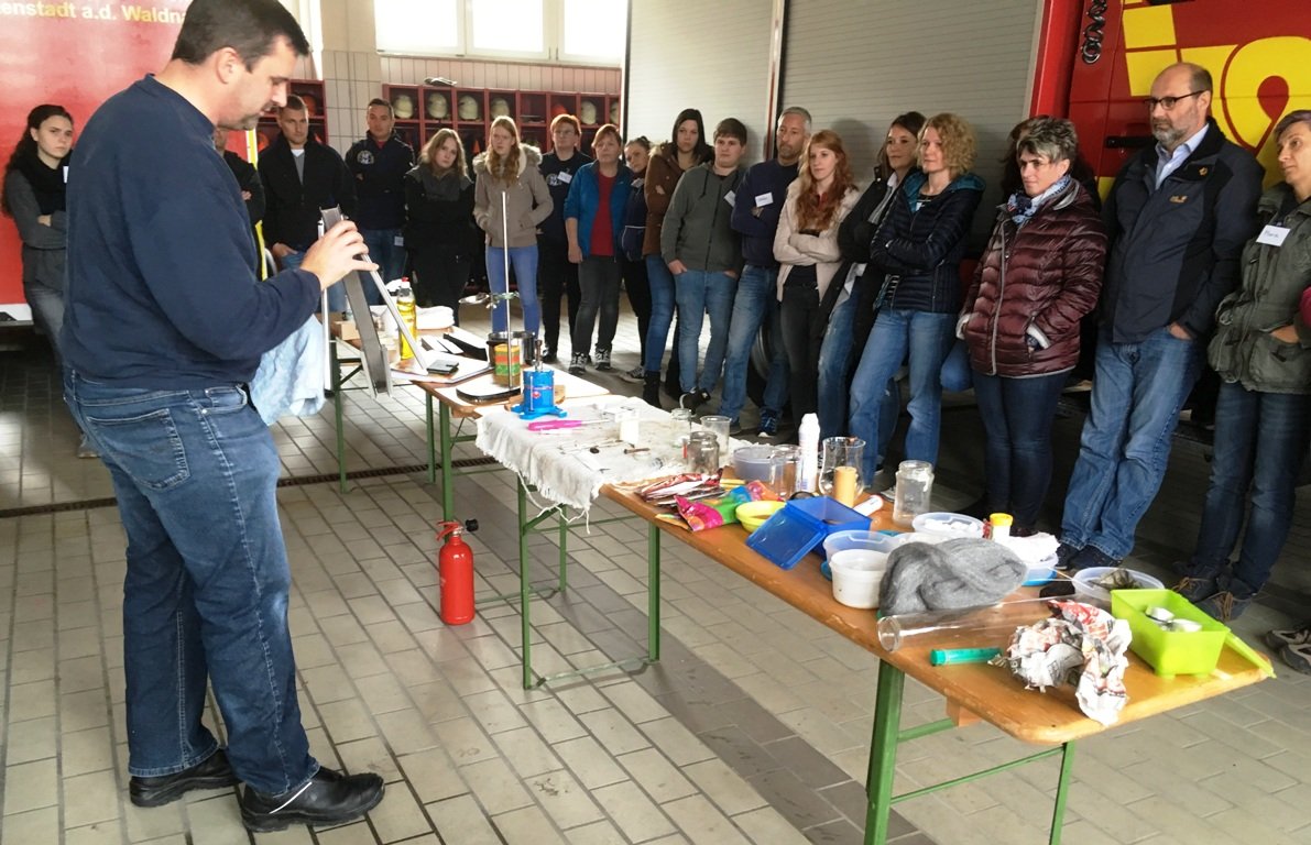 Brandschützer im Kindergarten und Schule im Einsatz