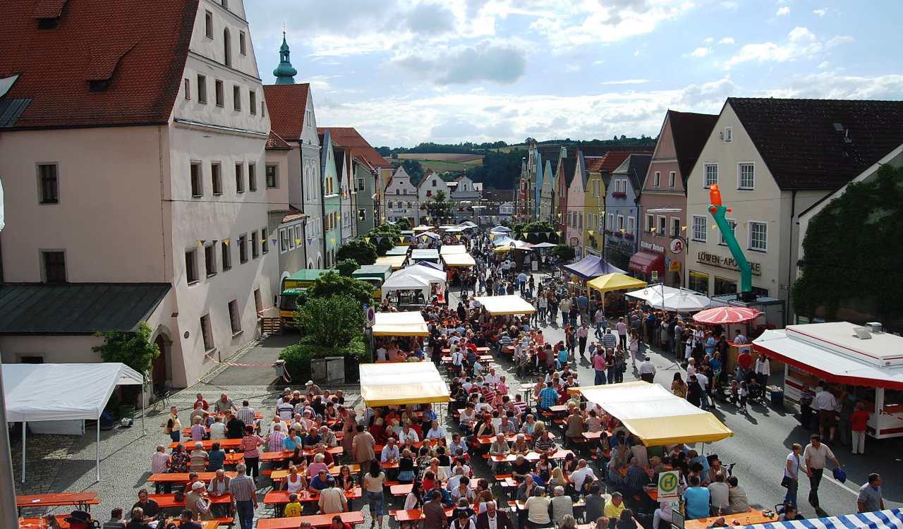 Bürgerfest 2026 in Neustadt mit einer Bühne in der Freyung
