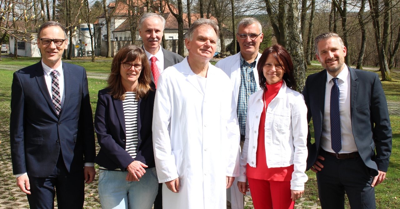 Bürgermeister Bernd Sommer, Michaela Helm, Friedemann Schaufler, Tobias Frank, Claudia Kost und Martin Neuhaus (von links) bedankten sich für die jahrelange Tätigkeit von Dr. Manfred Brückner (Mitte).