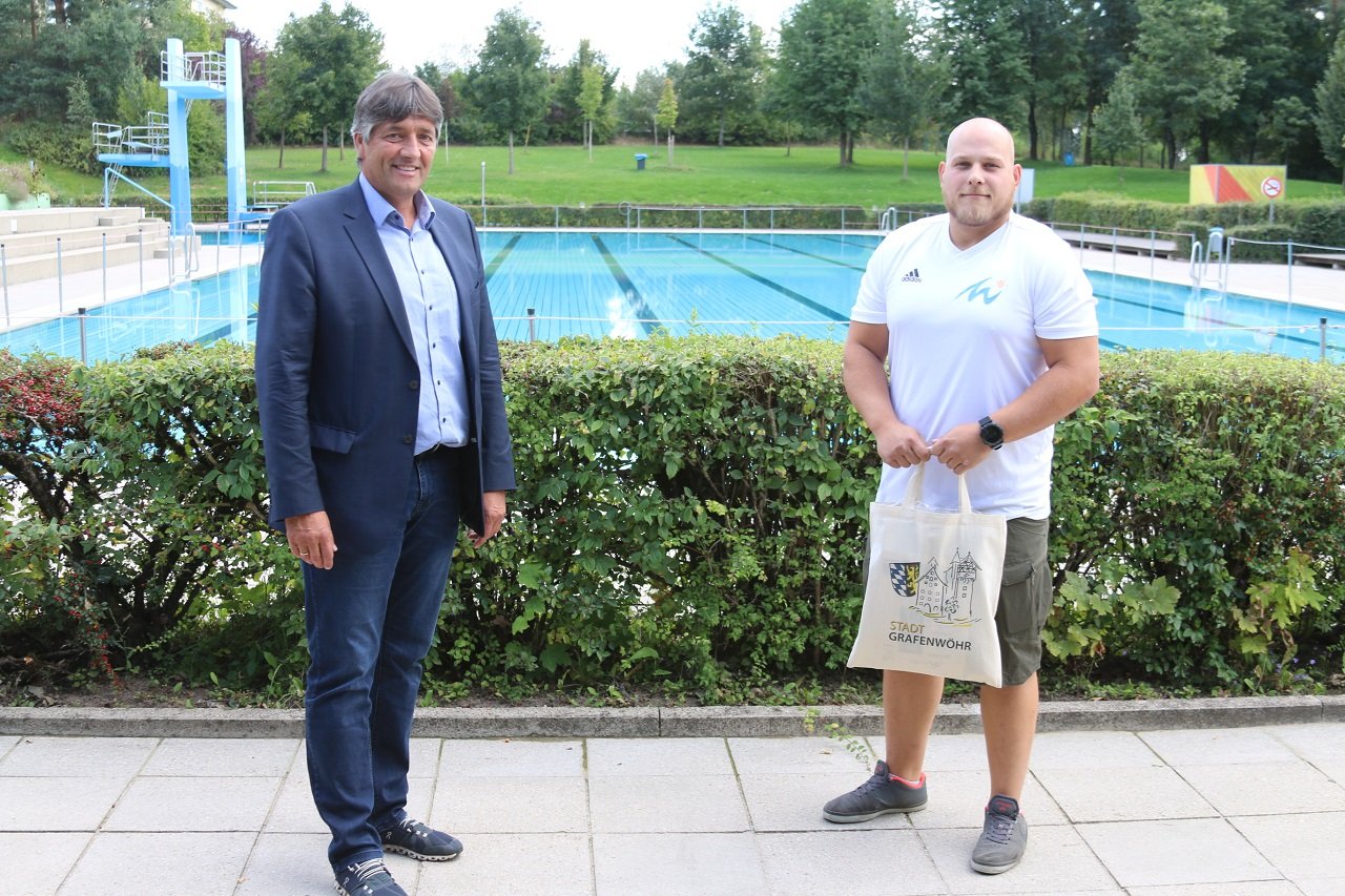 Bürgermeister Edgar Knobloch Daniel Jobst Rettungsschwimmer Leben gerettet Waldbad Grafenwöhr Bild Stefan Neidl