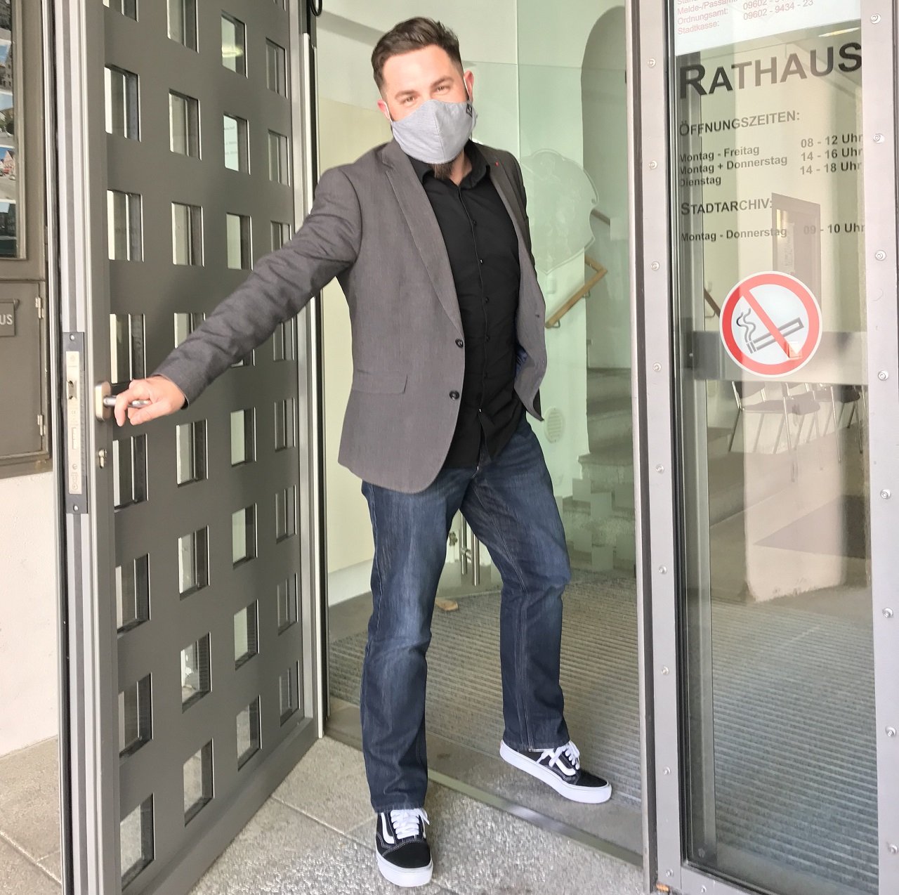 Bürgermeister Neustadt Waldnaab Sebastian Dippold Corona Lockerungen Mundschutz Rathaus Öffnungszeiten Bild Stadt Neustadt WN