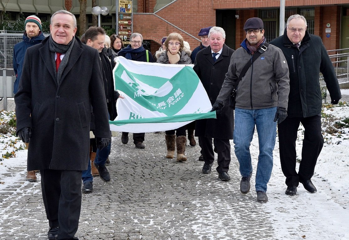 Bürgermeister für Frieden Mayors for Peace Flagge gehisst Weiden 2