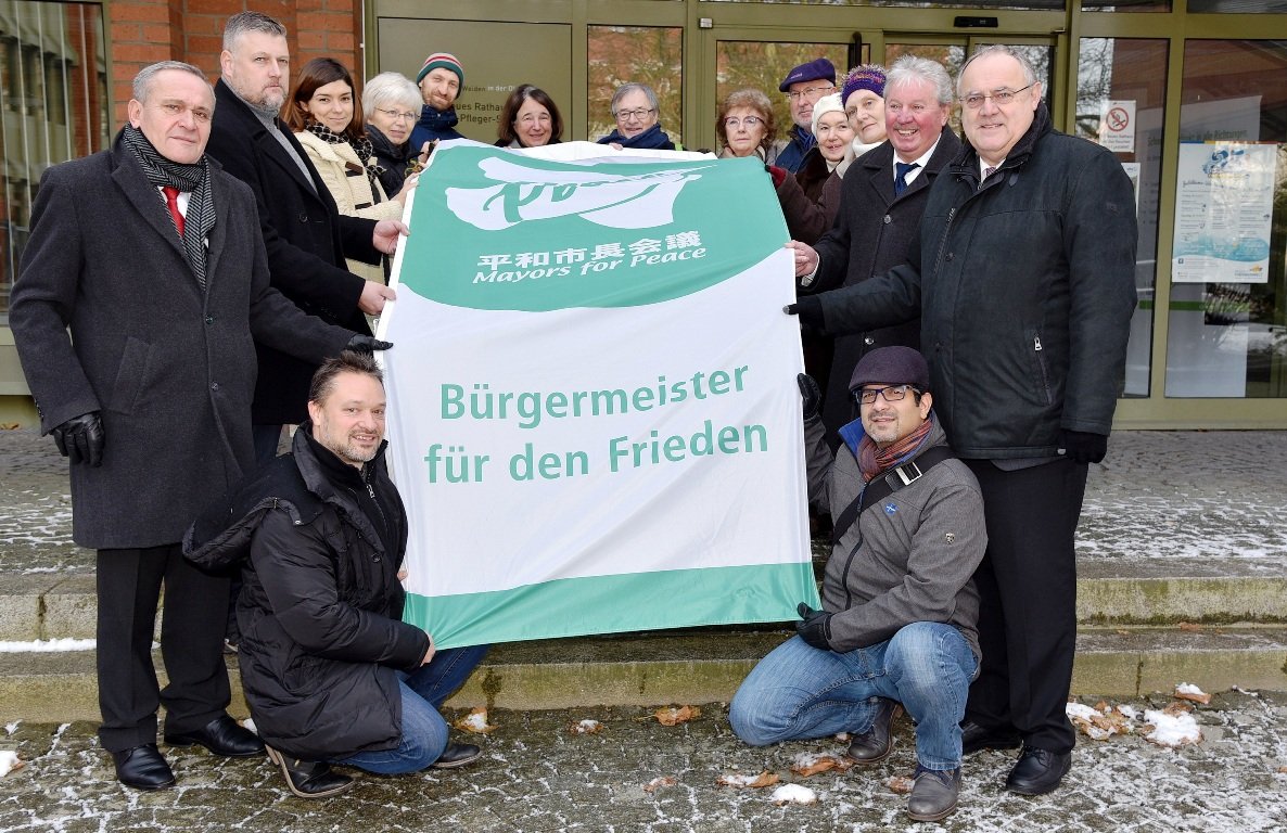 Bürgermeister für Frieden Mayors for Peace Flagge gehisst Weiden