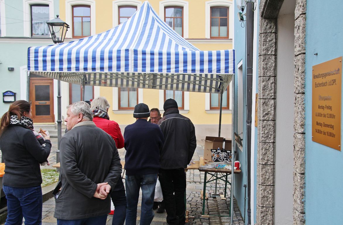 Bürgermeister grillen vor Rathaus Eschenbach Bild Jürgen Masching1