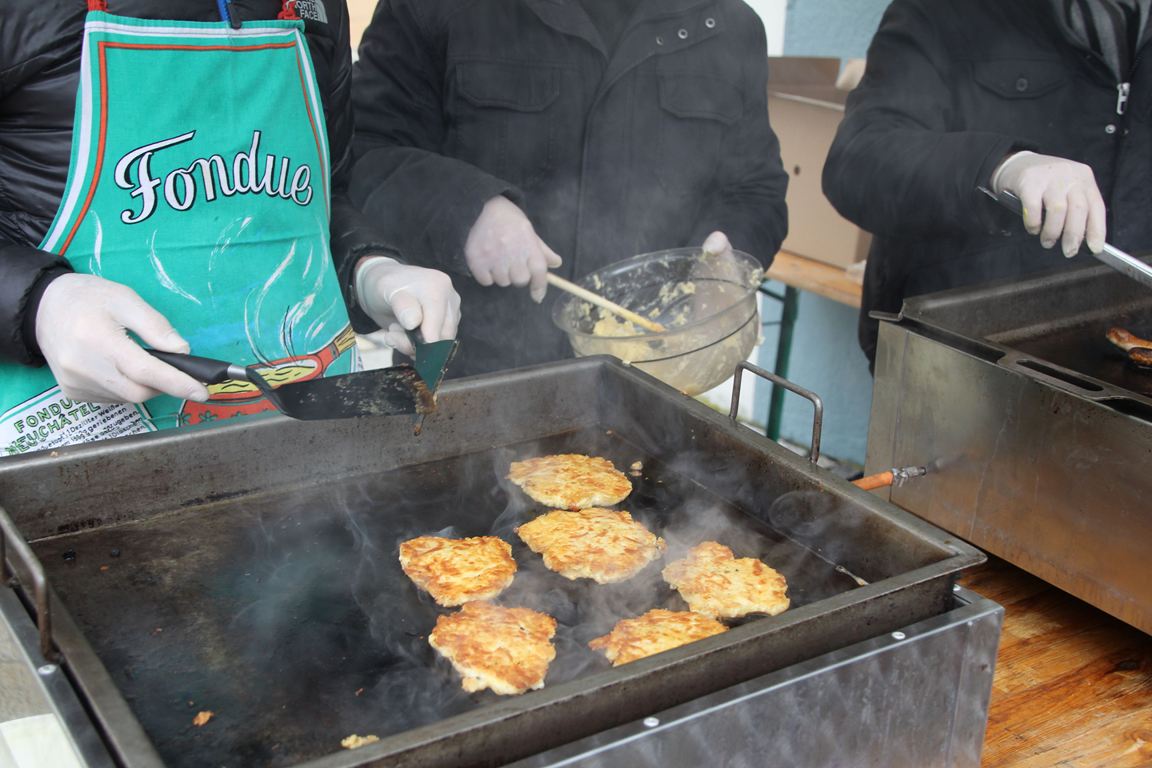 Bürgermeister grillen vor Rathaus Eschenbach Bild Jürgen Masching2