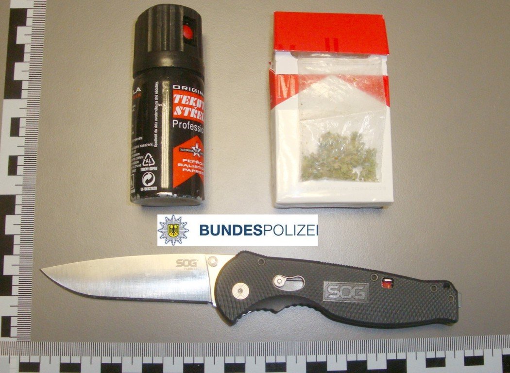 Bundespolizei Pfefferspray_Springmesser_Gras