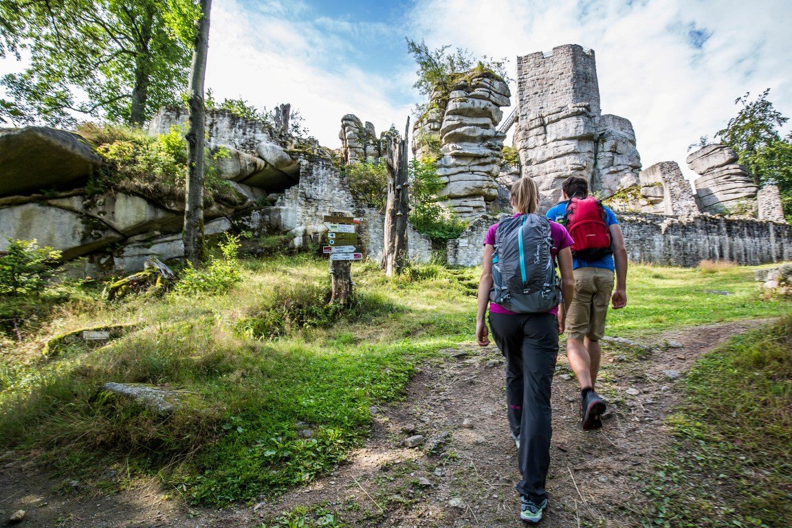 Burgruine Weißenstein Naturpark Steinwald Goldsteig Wandern wanderung Natur Rucksack Symbolbild Symbol Thomas Kujat