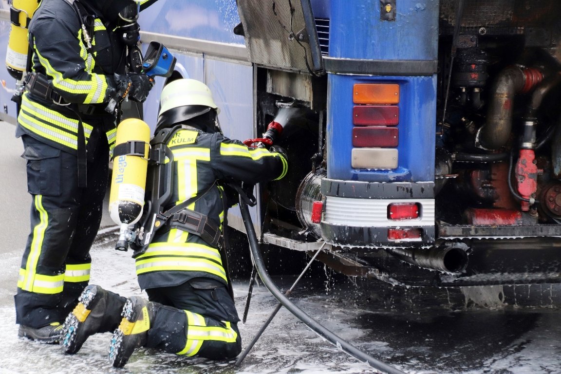 Mitten in Neustadt: Bus brennt